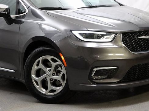Used 2023 Chrysler Pacifica Limited FWD image 4