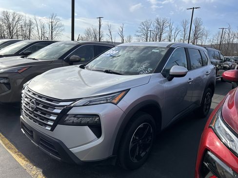 Used 2025 Nissan Rogue SV image 4