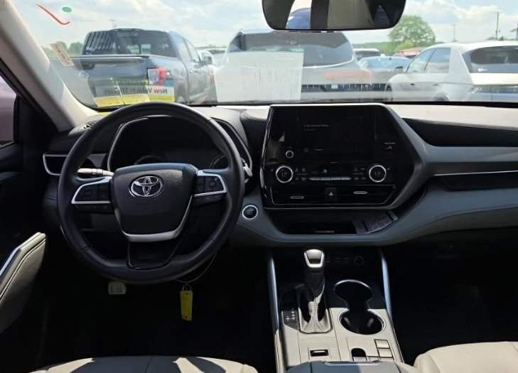Used 2024 Toyota Highlander XLE FWD image 3
