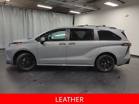 Used 2025 Toyota Sienna XLE Woodland Edition image 5