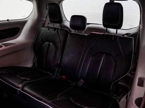 Used 2023 Chrysler Pacifica Limited FWD image 19