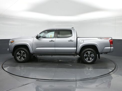Used 2017 Toyota Tacoma TRD Sport image 4