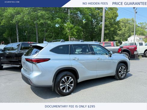 Used 2022 Toyota Highlander XLE AWD/4WD image 3