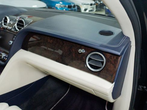 Used 2020 Bentley Bentayga V8 image 44