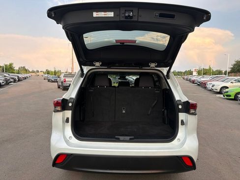 Used 2024 Toyota Highlander LE AWD/4WD image 18