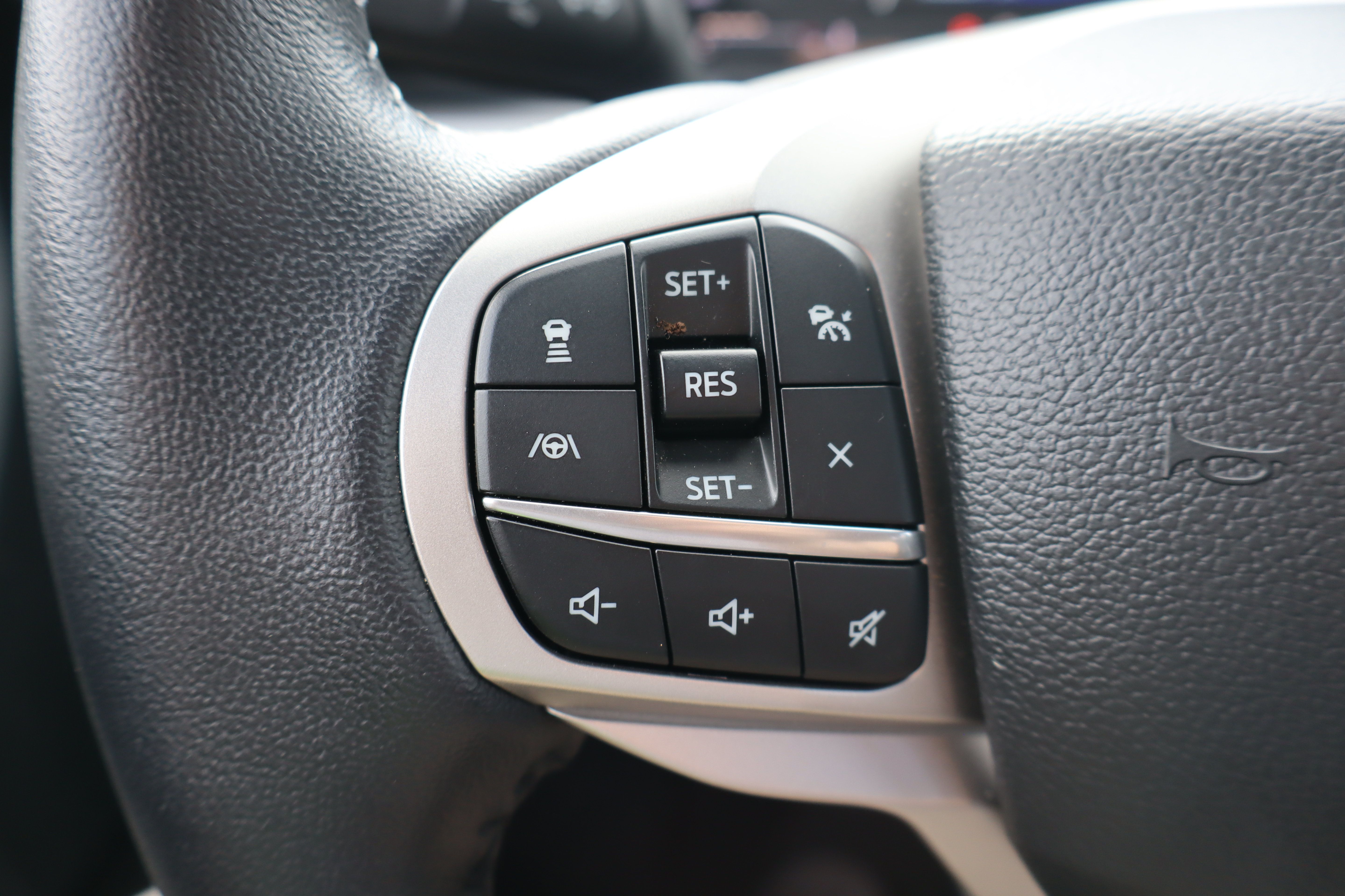Used 2024 Ford Explorer XLT w/ Equipment Group 202A AWD/4WD image 17