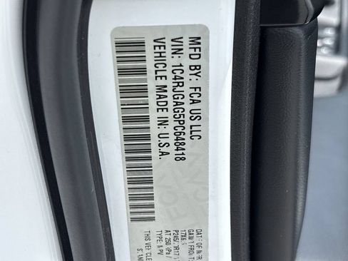 Used 2023 Jeep Grand Cherokee Laredo RWD image 34