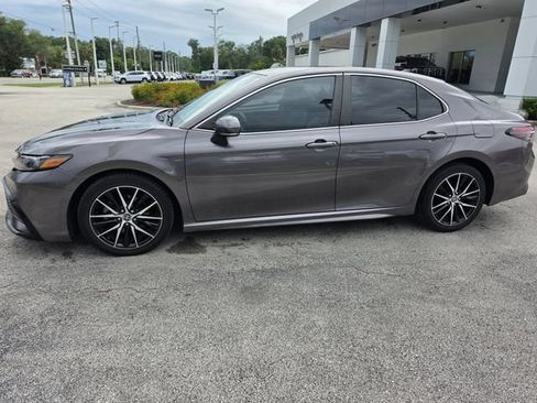 Used 2022 Toyota Camry SE w/ Convenience Package FWD image 2
