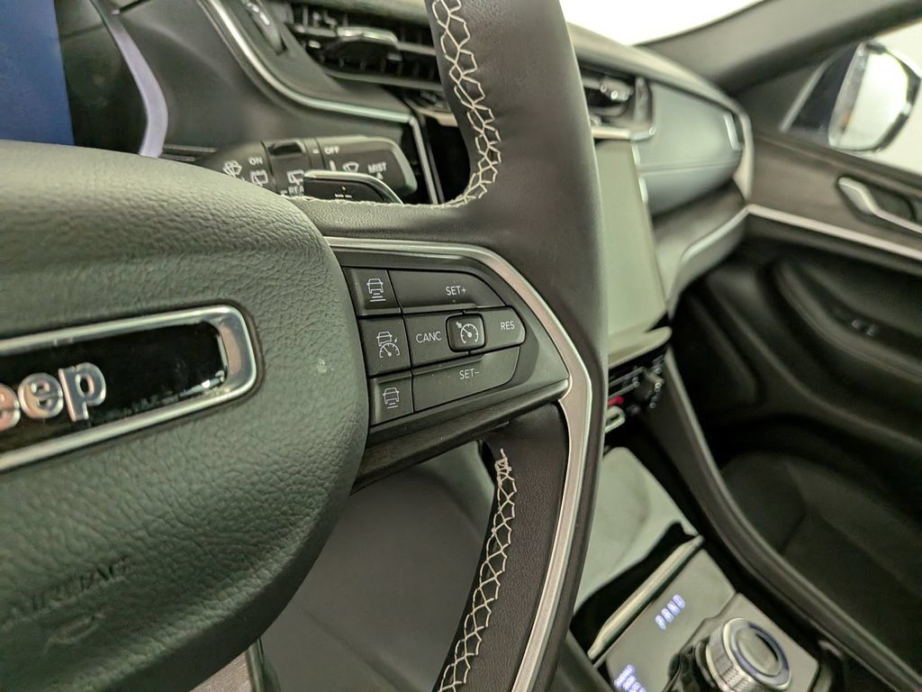 Certified 2025 Jeep Grand Cherokee Limited AWD/4WD image 23