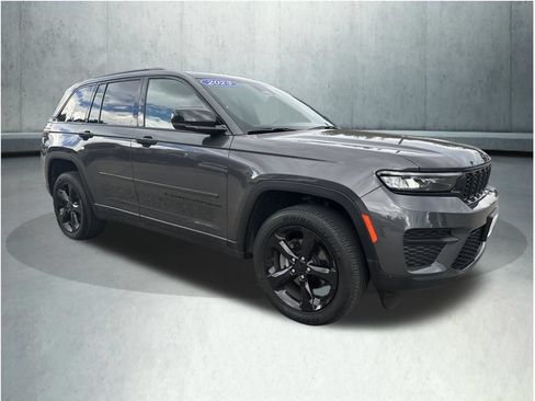 Used 2023 Jeep Grand Cherokee Altitude AWD/4WD image 9