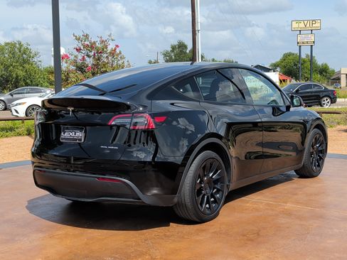 Used 2024 Tesla Model Y Long Range AWD/4WD image 2