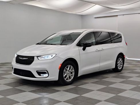Used 2024 Chrysler Pacifica Touring-L FWD image 5