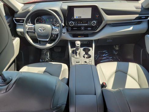 Certified 2025 Toyota Highlander XLE FWD image 15