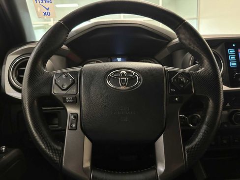 Used 2016 Toyota Tacoma TRD Off-Road AWD/4WD image 11