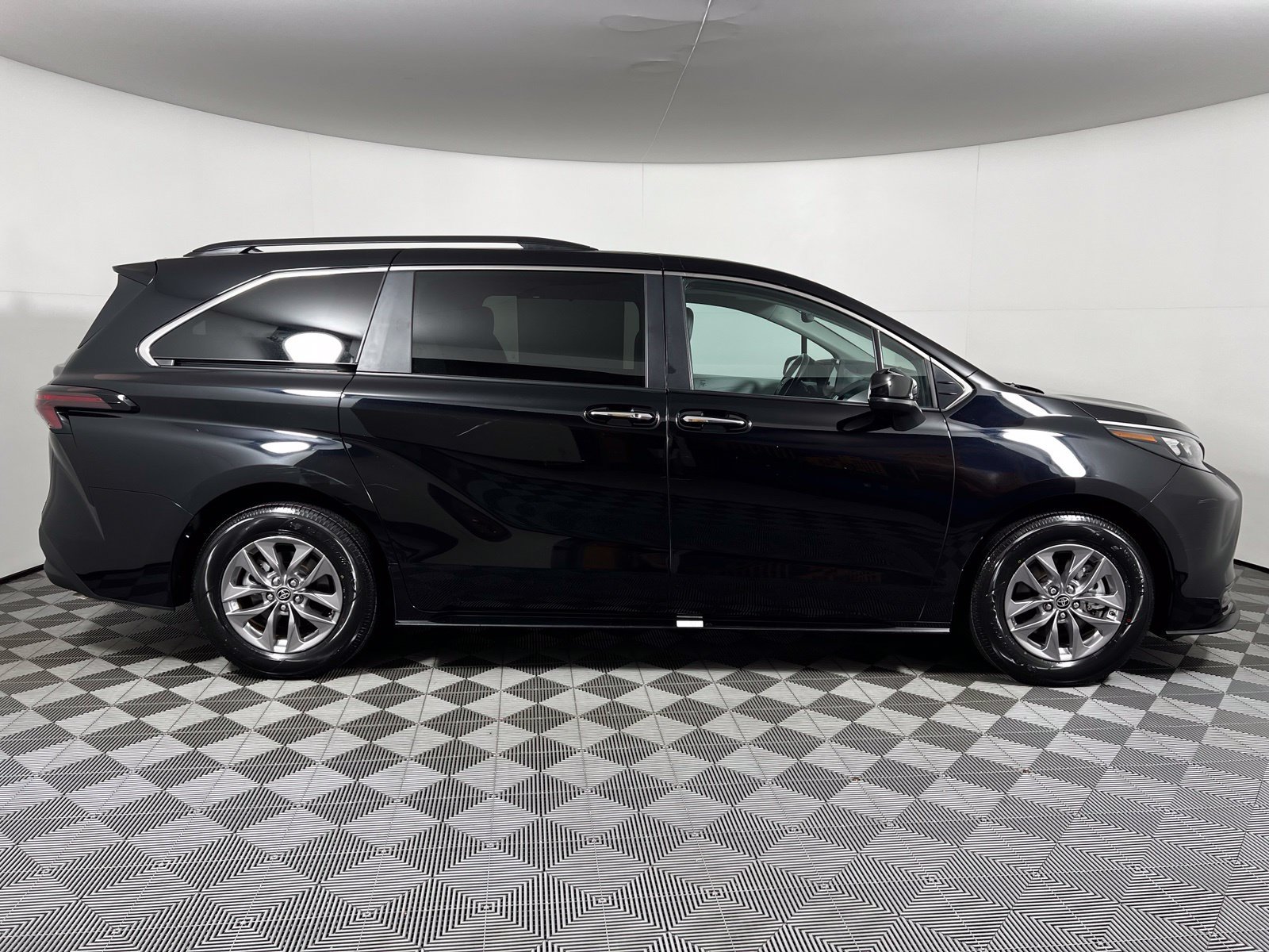 Certified 2025 Toyota Sienna XLE FWD image 4