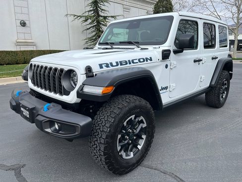 Used 2025 Jeep Wrangler Unlimited Rubicon 4xe w/ Convenience Group AWD/4WD image 3