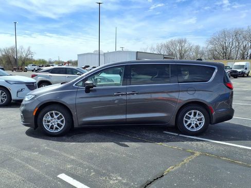 Used 2023 Chrysler Pacifica Touring-L image 4