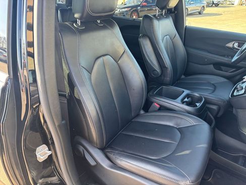 Used 2025 Chrysler Pacifica Select image 39