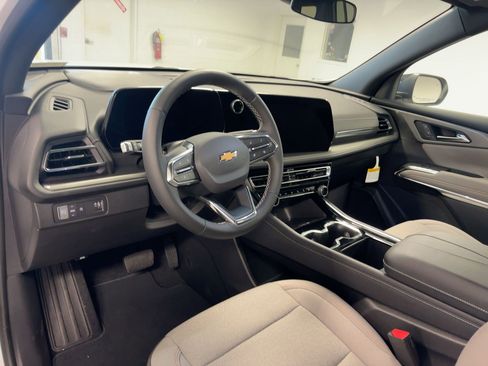 New 2025 Chevrolet Traverse LT image 3