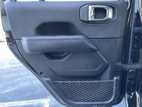 Used 2022 Jeep Wrangler Unlimited Sahara image 19