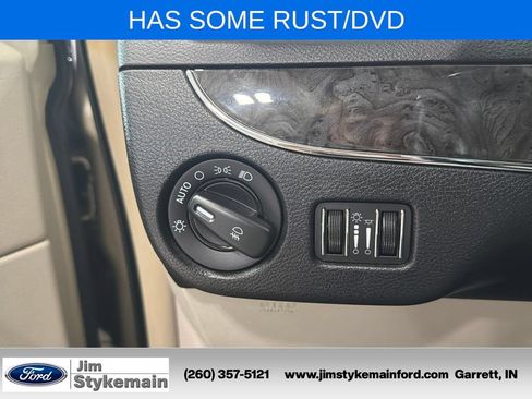 Used 2011 Chrysler Town & Country Touring w/ Entertainment Group #1 FWD image 22