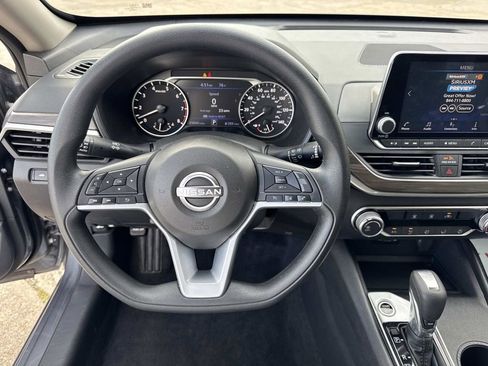 Used 2025 Nissan Altima 2.5 SV image 38