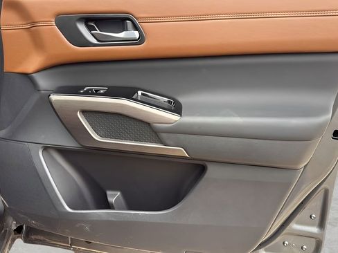 Used 2025 Nissan Pathfinder Platinum image 9