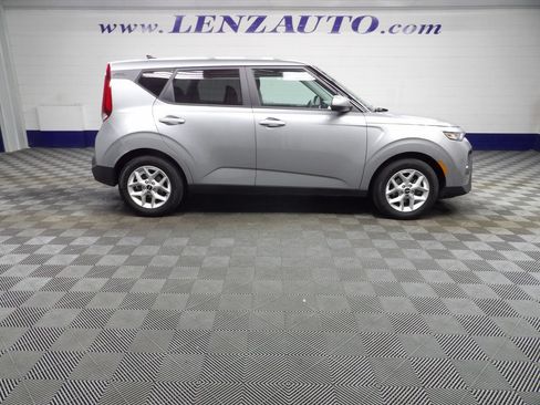 Used 2022 Kia Soul LX w/ Technology Package FWD image 2