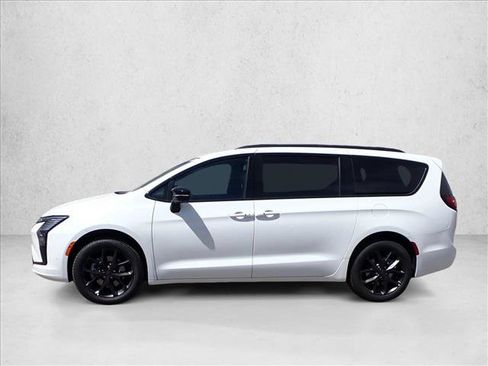 New 2027 Chrysler Pacifica Limited AWD/4WD image 2