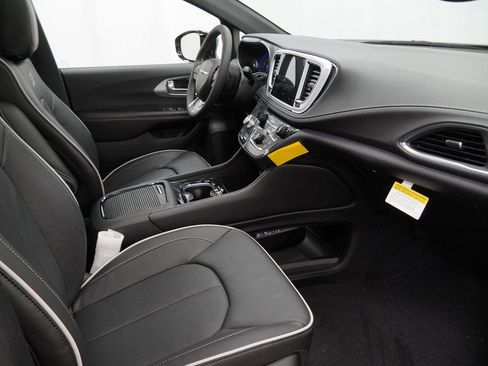 New 2026 Chrysler Pacifica Limited w/ S Appearance Package image 33