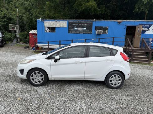 Used 2012 Ford Fiesta SE w/ Super Fuel Economy Pkg FWD image 2