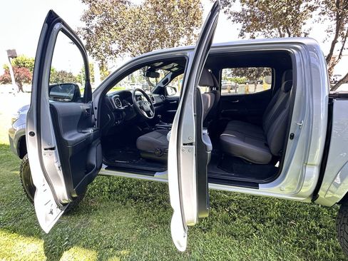 Used 2018 Toyota Tacoma TRD Sport AWD/4WD image 19