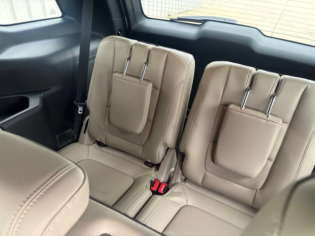 Used 2018 Ford Explorer XLT w/ Equipment Group 202A FWD image 27