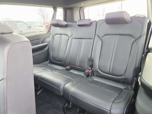 Used 2024 Jeep Wagoneer L 4WD w/ Premium Group I image 17