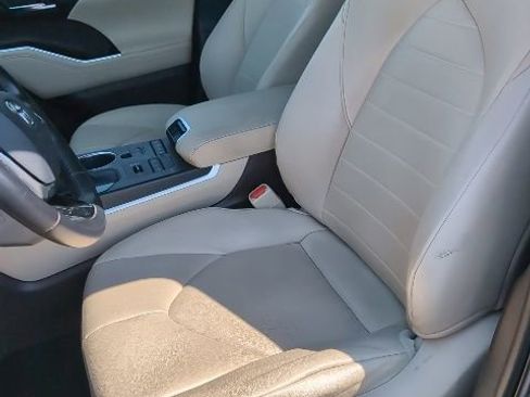 Used 2020 Toyota Highlander XLE image 10