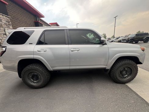 Used 2015 Toyota 4Runner SR5 AWD/4WD image 2