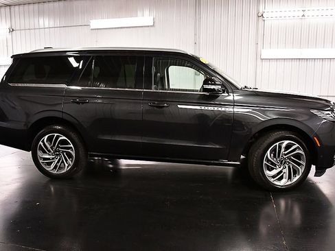 Used 2025 Lincoln Navigator Reserve AWD/4WD image 8
