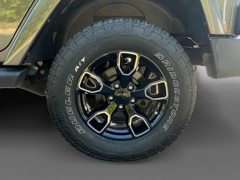 Used 2018 Jeep Wrangler Unlimited Sahara w/ Connectivity Group AWD/4WD image 15