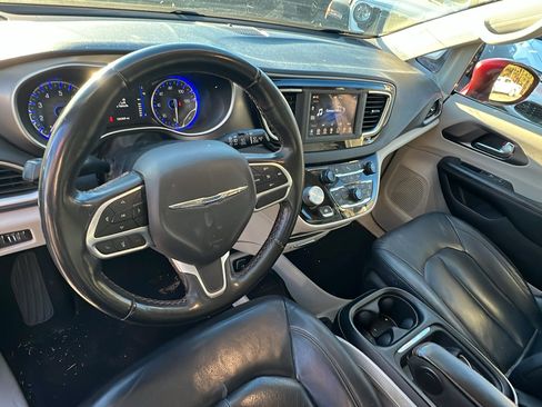Used 2020 Chrysler Pacifica Touring-L image 25