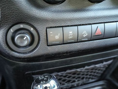 Used 2018 Jeep Wrangler Unlimited Sahara AWD/4WD image 5