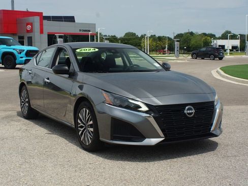 Used 2024 Nissan Altima 2.5 SV FWD image 2
