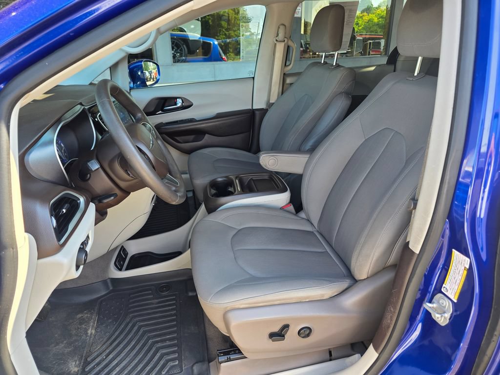 Used 2020 Chrysler Pacifica Touring FWD image 4