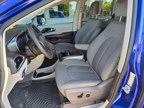 Used 2020 Chrysler Pacifica Touring FWD image 4
