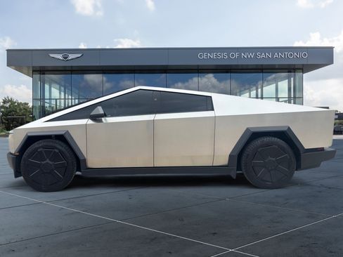 Used 2024 Tesla Cybertruck AWD Crew Cab image 2