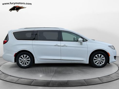 Used 2018 Chrysler Pacifica Touring-L image 2