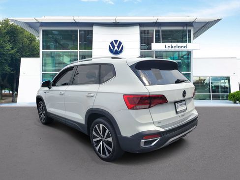 Used 2023 Volkswagen Taos SE w/ Panoramic Sunroof Package FWD image 4