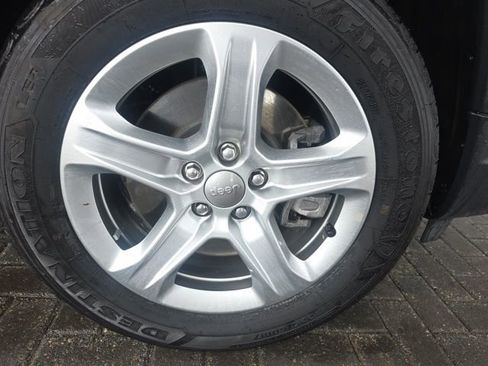 Used 2023 Jeep Compass Latitude image 7