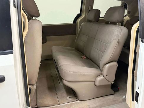 Used 2008 Chrysler Town & Country LX image 18