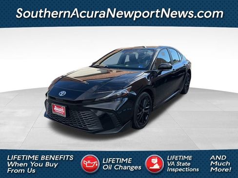 Used 2025 Toyota Camry SE image 1