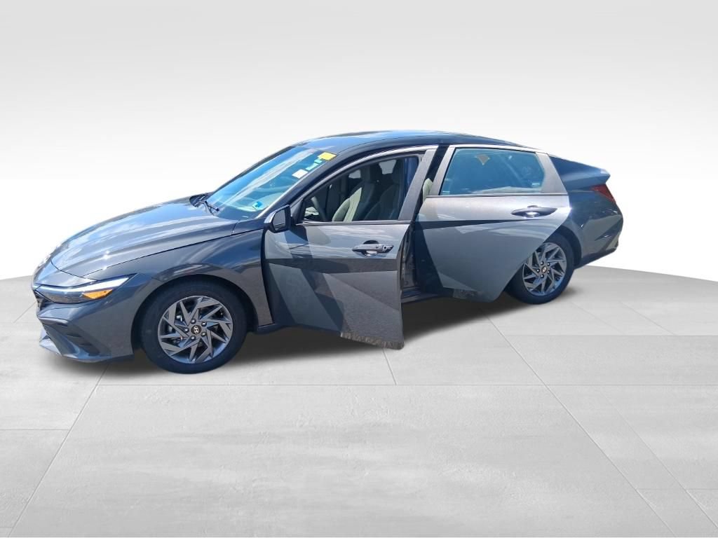 Used 2024 Hyundai Elantra SEL FWD image 18